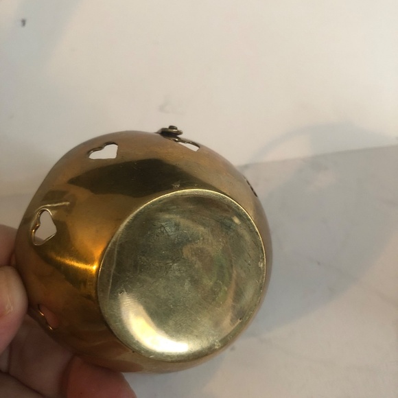 Three vintage decorative pieces. Butterfly ashtray, brass basket and silver bud - Picture 6 of 10